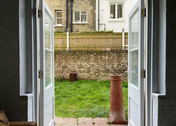 One Bed Garden Flat - Prime Location - Free Onsite Parking - Own Entrance