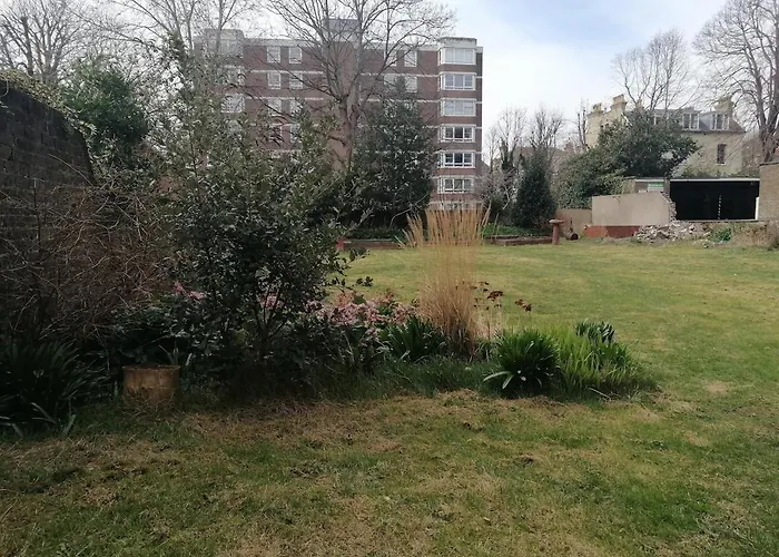 One Bed Garden Flat - Prime Location - Free Onsite Parking - Own Entrance