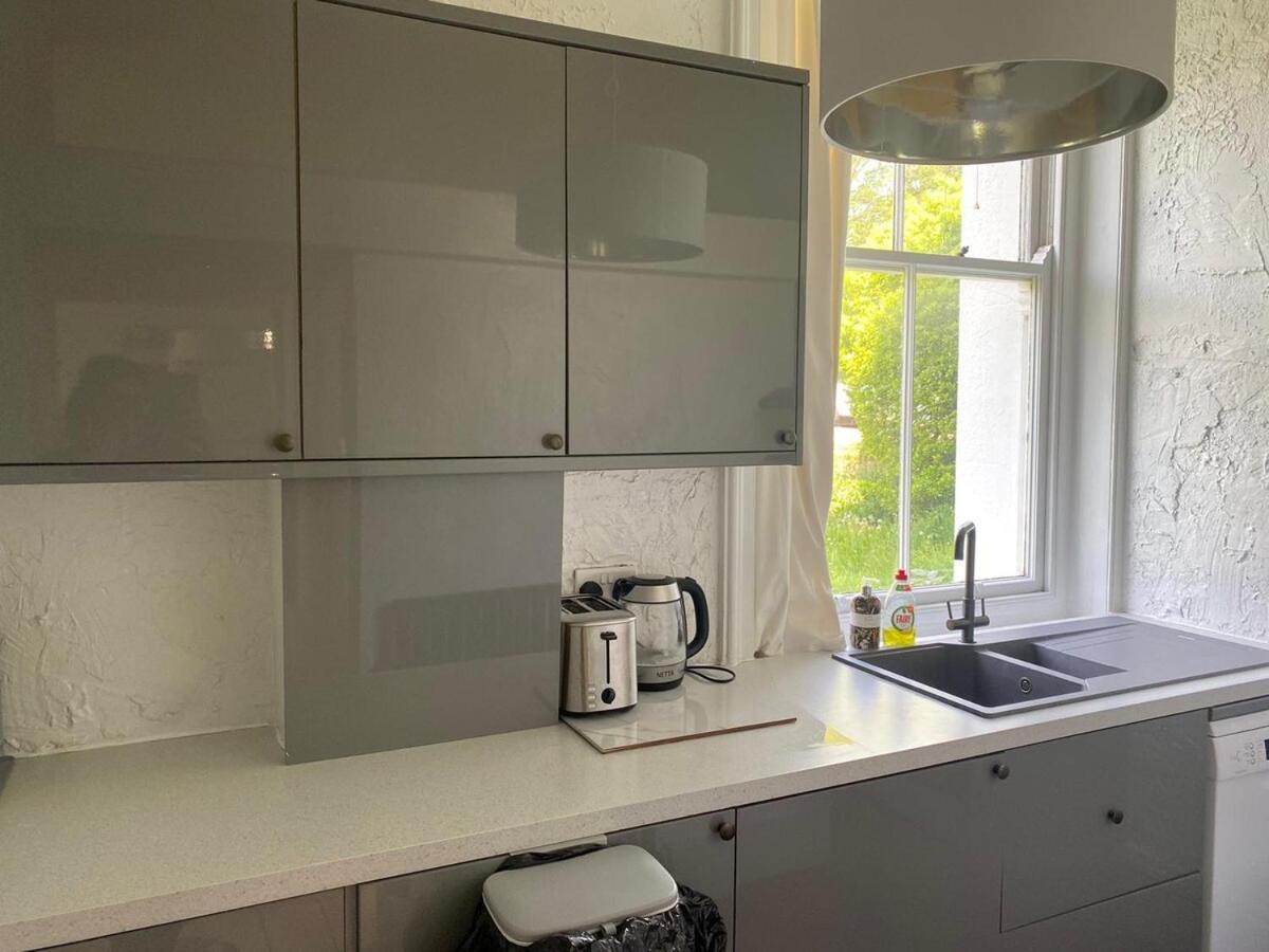 One Bed Garden Flat - Prime Location - Free Onsite Parking - Own Entrance Hove