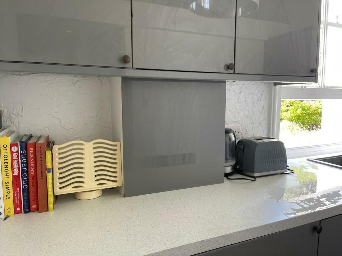 One Bed Garden Flat - Prime Location - Free Onsite Parking - Own Entrance *